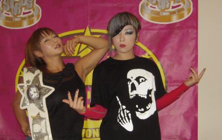 　惡斗（右）とのＶ５防衛戦に自信満々の愛川