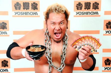 名前入りの吉野家どんぶりとクーポン券を手にご機嫌の新日本・真壁刀義