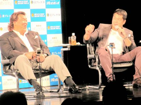 トークイベントで一騎打ちする長州力（左）と高田延彦