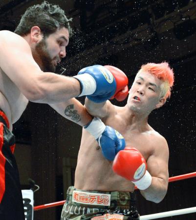 ９月１９日、チャウンシー・ウェリバー（左）に判定勝ちした藤本京太郎