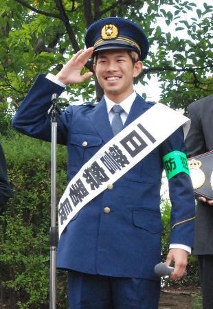 　出身地堺市の北堺署で一日警察署長を務めたボクシングの井岡一翔選手＝６日午前