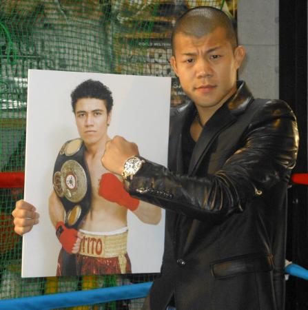 　対戦相手ウーゴ・ルイスの写真にパンチを放つ亀田興毅