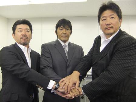 　船木誠勝（中）の参戦を発表した前田日明・リングス代表（右）。左は内田雅之・全日本プロレス社長