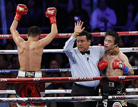 ドネア（左）にＴＫＯ負けした西岡＝ホームデポ・センター（撮影・大橋小太郎）