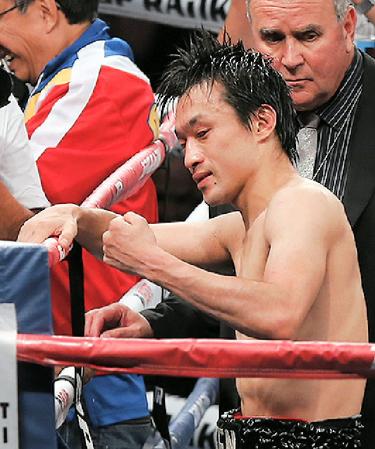 　ドネアにＴＫＯで破れ、ロープを叩いて悔しがる西岡＝ホームデポセンター（撮影・大橋小太郎）