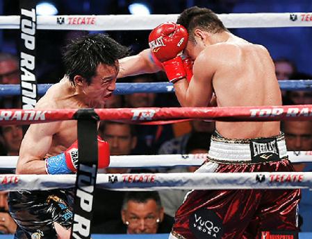 　左強打をクリーンヒットさせることができなかった西岡＝ホームデポセンター（撮影・大橋小太郎）