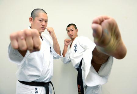 全日本大会ＰＲに訪れた荒田昇毅（左）と鎌田翔平が健闘を誓う（撮影・園田高夫）