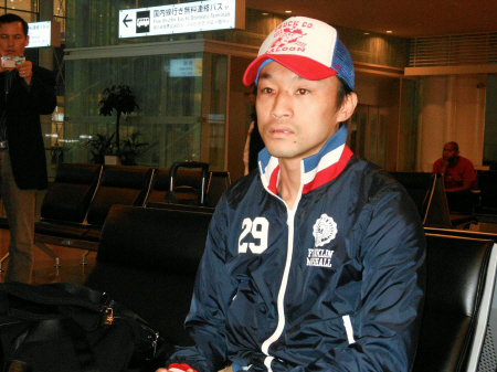 米国から帰国した西岡利晃＝羽田空港