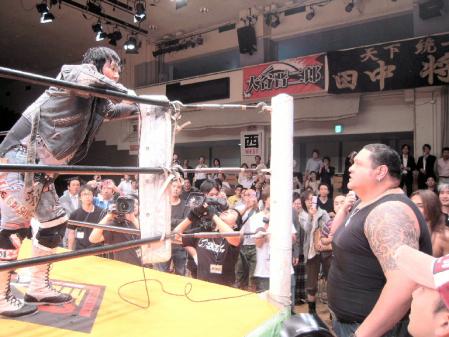 大仁田（左）と再会し、爆破マッチ再戦要求を受諾した曙＝後楽園ホール