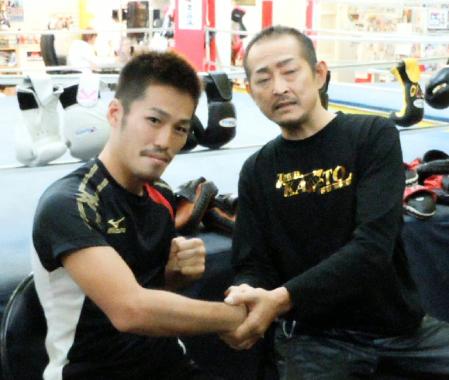 世界初挑戦を喜ぶ宮崎亮（左）と井岡一法プロモーター