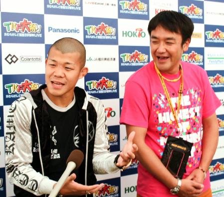 闘犬も人の子。親バカモードで、目尻を下げながら愛息について語る亀田興毅。右はたむらけんじ