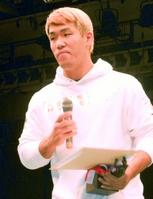 　東日本ボクシング協会月間敢闘賞の授賞式であいさつする藤本京太郎＝後楽園ホール