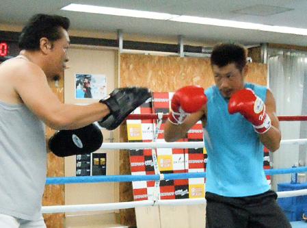 世界３階級制覇を目指す長谷川穂積（右）