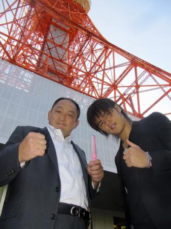 　東京タワーの真下で大会の成功を誓う大谷（左）と橋本