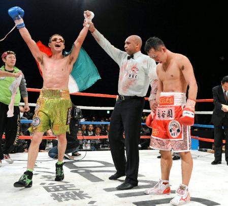 判定でガマリエル・ディアスに敗れ王座陥落にガックリする粟生隆寛（右）＝東京国際フォーラム（撮影・三好信也）