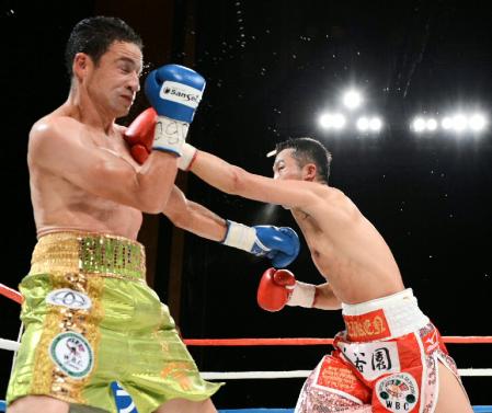 ６Ｒ、ガマリエル・ディアスに粟生隆寛の左ストレートがヒット＝東京国際フォーラム（撮影・三好信也）