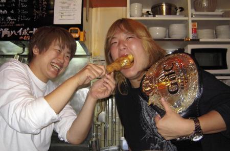 　美佐恵店長（左）が差し出す串揚げ７本を一気食いする森嶋＝都内新宿のどんがらがっしゃん