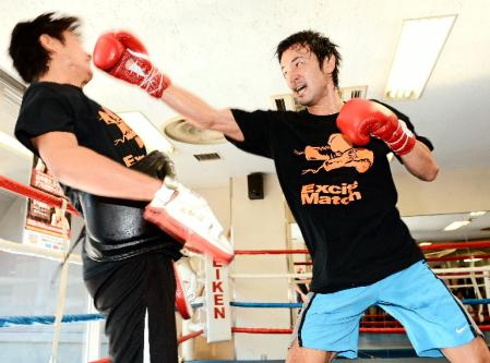 ミット打ちで大和トレーナーに鋭いパンチを繰り出す山中慎介（右）＝撮影・吉澤敬太