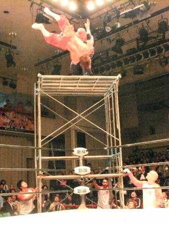 足場の最上段からリングに宮本裕向（手前）を投げ落とすアブドーラ小林＝後楽園ホール