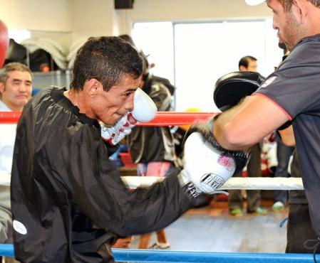 鋭い右アッパーを見せるトマス・ロハス（撮影・吉澤敬太）