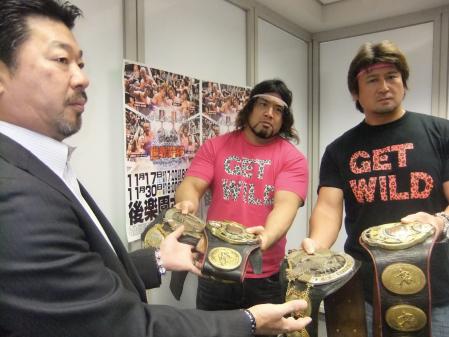 　内田雅之社長（左）にベルトを返上する（右から）大森隆男と征矢学