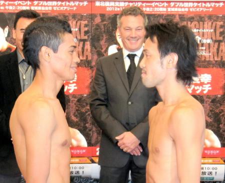 ロハス（左）とにらみ合う山中