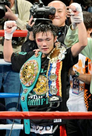 　初防衛に成功し、チャンピオンベルトを肩に声援に応える五十嵐俊幸＝ゼビオアリーナ仙台