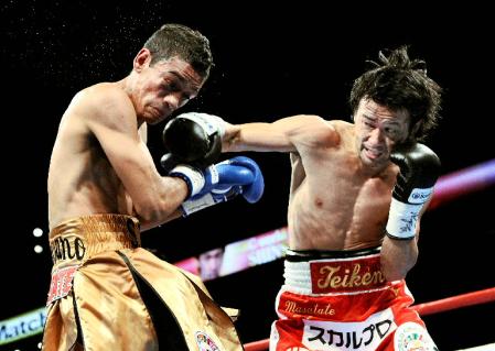 　４回、山中慎介（右）のパンチがトマス・ロハスの顔面にヒット＝ゼビオアリーナ仙台