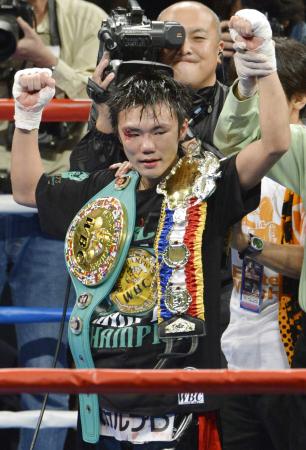 　初防衛に成功し、チャンピオンベルトを肩に声援に応える五十嵐俊幸