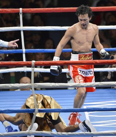 　７回、トマス・ロハス（左）からダウンを奪いＫＯ勝ちした山中慎介