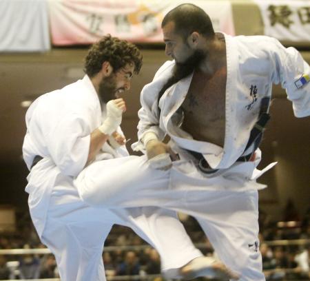 　ゴデルジ・カパナーゼ（左）に後ろまわし蹴りをぶち込むアレハンドロ・ナヴァロ