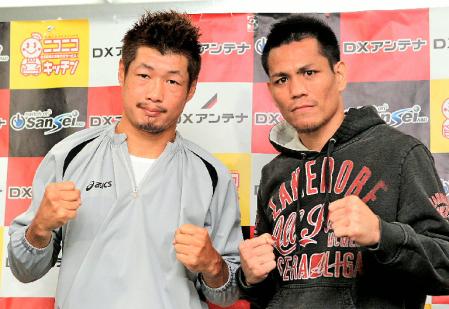 アルツロ・サントスとの対戦が決まった長谷川穂積（左）とセミファイナルに出場するマルコム・ツニャカオ＝神戸市の真正ジム（撮影・佐々木彰尚）