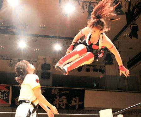 翔月なつみにミサイルキックを放つ、夕陽（上）＝東京・後楽園ホール