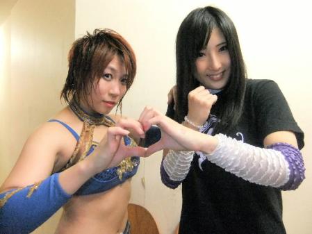 　興行を成功させて笑顔の華名（左）と真琴＝新宿ＦＡＣＥ