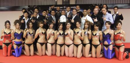 　Ｓ‐ｃｕｐのベルトを持つシーザー武志・シュートボクシング協会会長（中列中）と選手たち