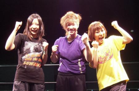 　プロテストに合格して喜びを爆発させる４期生トリオ。左から横尾、田久保、吉乃
