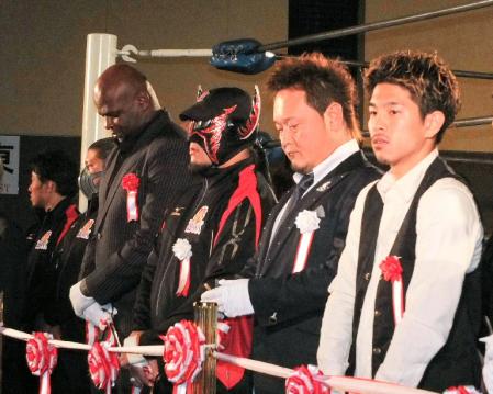 テープカットに参加した井岡一翔（右）＝ナスキーホール・梅田