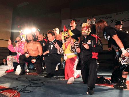 記念撮影に収まる大阪プロレスの選手ら＝ナスキーホール・梅田