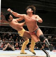 船木（左）にアックスボンバーを見舞う大森＝後楽園ホール