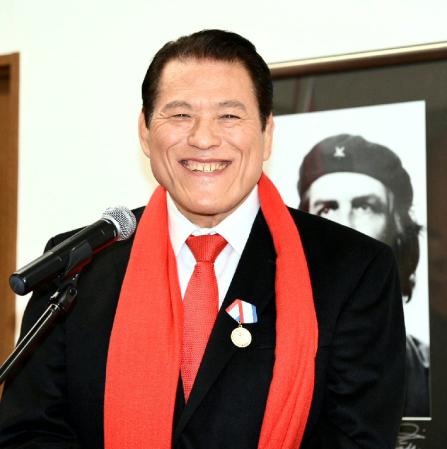 キューバ友好勲章のメダルを胸にスピーチするアントニオ猪木＝東京・港区のキューバ大使館（撮影・村中拓久）