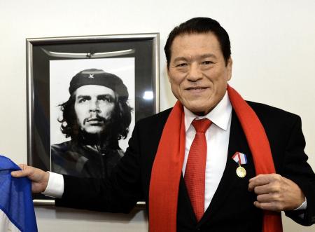 　キューバ友好勲章を受章し、革命の英雄チェ・ゲバラの写真の横でメダルを胸に着けたアントニオ猪木（撮影・村中拓久）