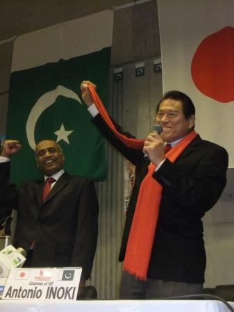 　ヌール・ムハマド・ジャドマニ駐日パキスタン大使（左）と「ダーッ！」を決めたアントニオ猪木
