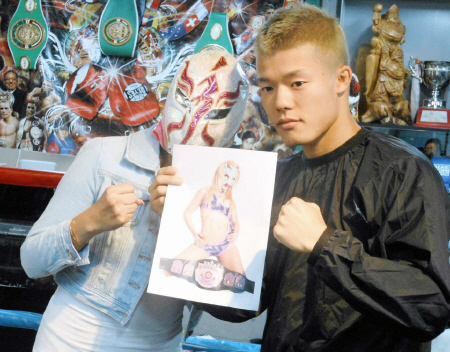セクシー・スターの写真を手に謎の覆面美女とファイティングポーズを獲る亀田和毅＝東京都葛飾区の亀田ジム