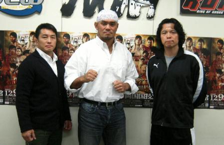 　曙との初遭遇マッチに意気込む秋山。左は青木、右は小川＝都内のノア事務所