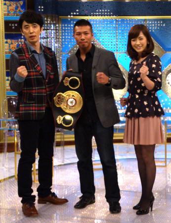 　テレビ番組にゲスト出演した内山高志（中央）とユースケ・サンタマリア（左）、杉崎美香