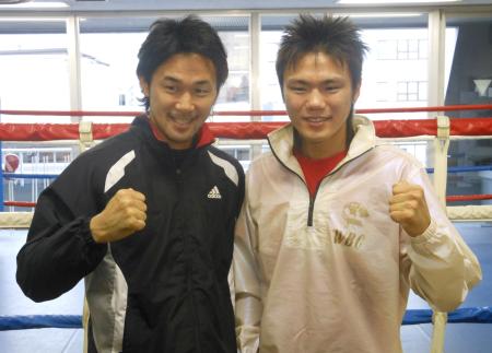 　練習を再開した山中慎介（左）と五十嵐俊幸