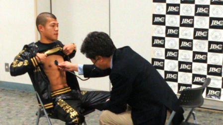 検診を受ける亀田興毅＝東京都文京区の後楽園ホール