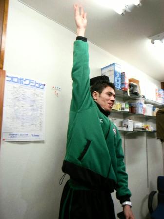 天井に手が届くぞ-自らの長身をアピールするウーゴ・ルイス＝ＪＢＣ関西事務局