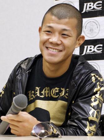 　予備検診後、笑顔で記者会見するＷＢＡバンタム級王者の亀田興毅＝２９日午後、東京都文京区