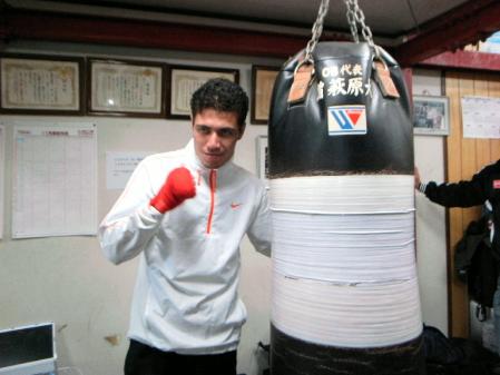 練習を公開したウーゴ・ルイス＝大阪市淀川区のアポロジム